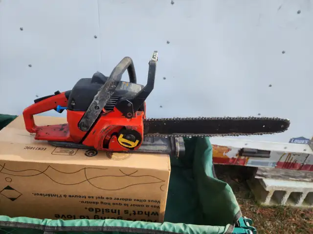 Sears Craftsman Chain Saw 18" Bar 42cc Displacement in Lawnmowers & Leaf Blowers in Windsor Region - Image 8