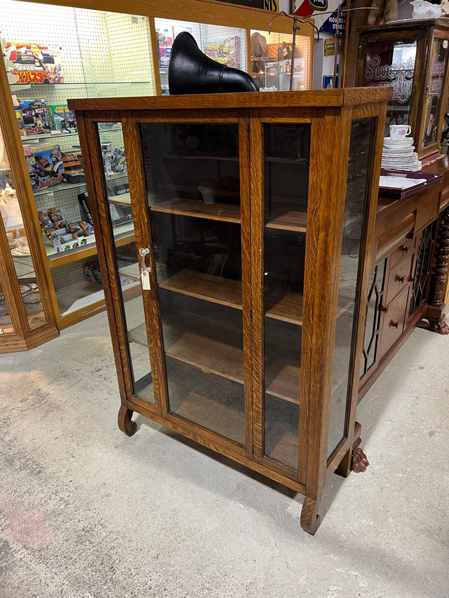 Beautiful solid oak display cabinet  in Hutches & Display Cabinets in Edmonton