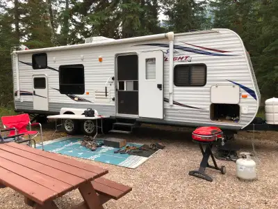 30.5 ft fully loaded trailer, a/c, queen bed, fridge,stove, tvs, heater, shower, elec awning, electr...