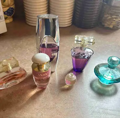 Divers parfums à vendre en lot, raison de la vente décès. Prix demandé 60$ négociable