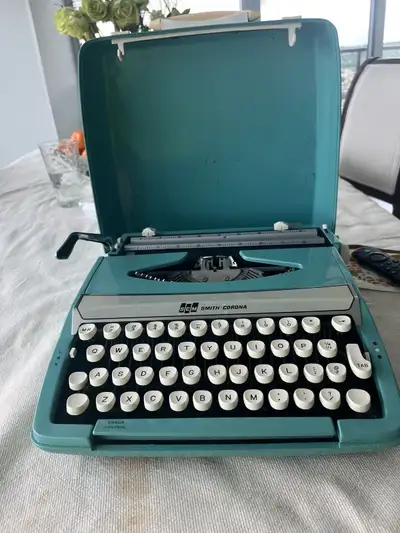 Vintage Smith and Corona, Corsair deluxe Typewriter missing ink ribbon Mid 1970s edition Best offer