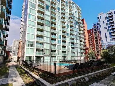 **CESSATION DE BAIL** 3 1/2 à louer secteur Griffintown à Montréal. -Piscine extérieur -Terasse sur...