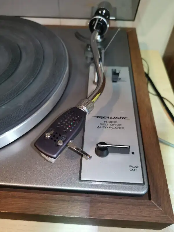 Vintage Realistic Turntable Model R-8010 in Stereo Systems & Home Theatre in Mississauga / Peel Region - Image 3