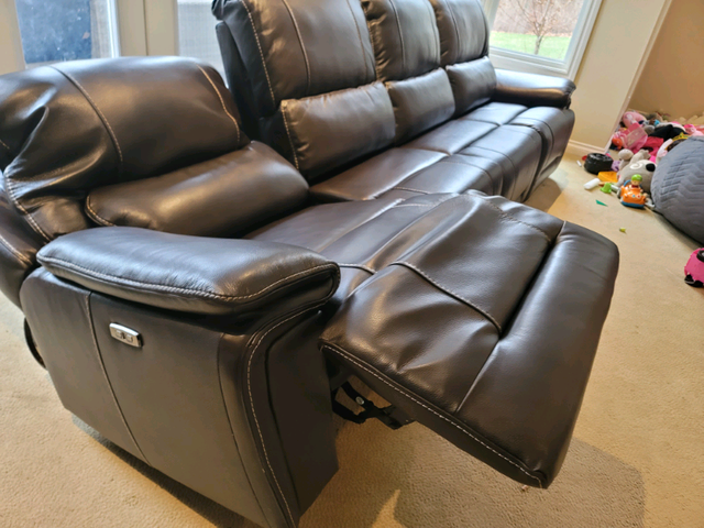 BRAND NEW LEATHER   SOFA SET WITH POWER  RECLINERS/HEADRESTS in Chairs & Recliners in Mississauga / Peel Region - Image 6
