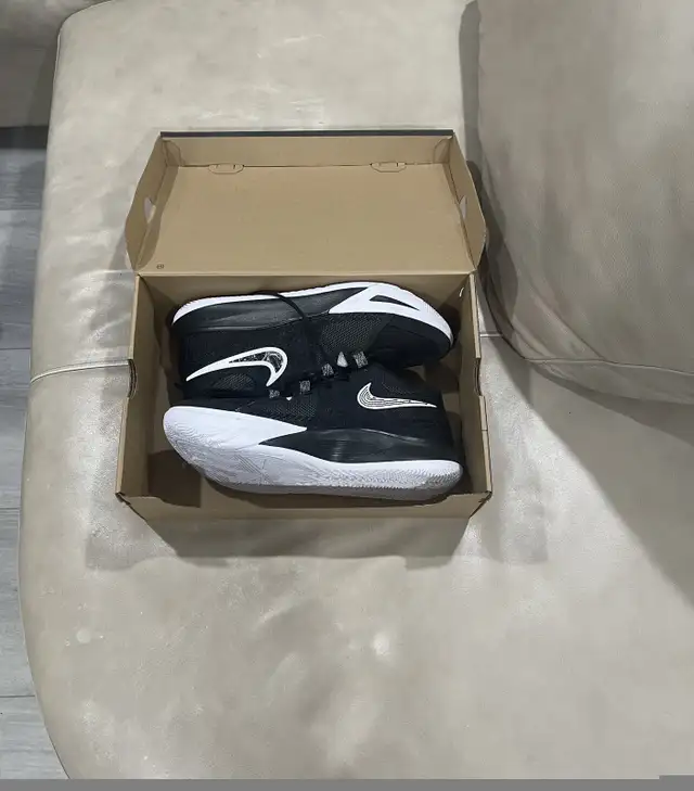 Mens Kyrie Flytrap VI EP Black, White and Grey in Men's Shoes in St. Catharines - Image 3