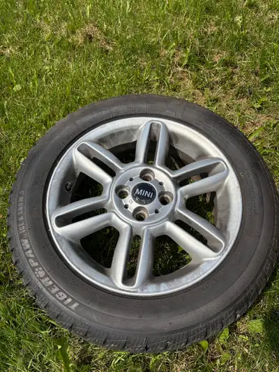 Ensemble de 4 pneus d’hivers sur mag Mini Cooper de dimension 205/55/R16 en très bonne condition. No...