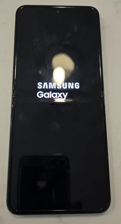 Samsung Galaxy Z Flip5 256mb Screen perfect but very small scratches on back, see honest pictures. B...