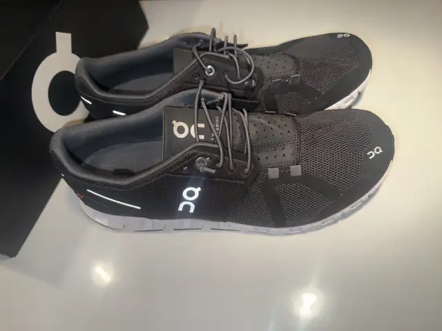 New On Cloud Women’s Size 10 Black White Athletic Running Shoes in Men's Shoes in Kitchener / Waterloo - Image 2