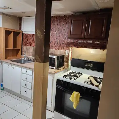 basement separate unit ( golf club rd & Lawrence Avenue)