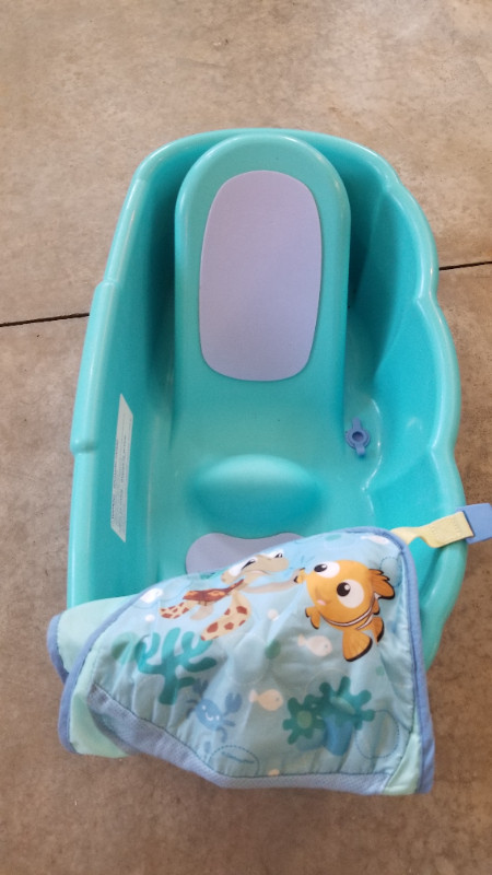 Infant Tubs (Sparkle and Splash) Blue or Pink in Bathing & Changing in Moncton