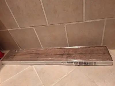 Couvre-plancher NEUF dans la boîte (style bois de grange), View more