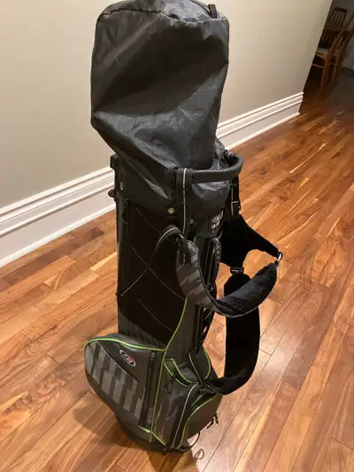 Well taken care of left handed youth golf clubs for height range 57 in. to 60 in. The UL7 set is des...
