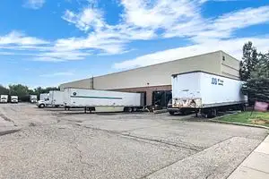 15000 SQ FT WAREHOUSE, 3 DOCKS in Commercial & Office Space for Rent in Mississauga / Peel Region - Image 6