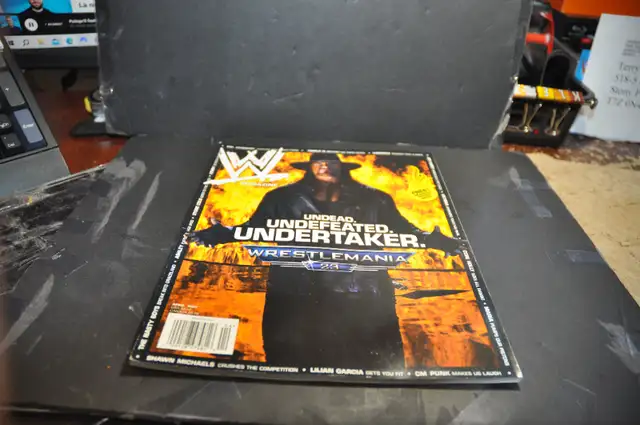 Wwe wrestling magazine program 2007 CHOOSE FROM THE LIST BELOW in Arts & Collectibles in Victoriaville - Image 2