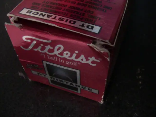 Nine Golf Balls - 10 pics in Arts & Collectibles in Ottawa - Image 10