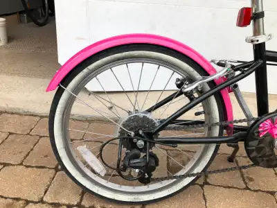 Vélo BTWIN Roue 20 pouces, béquille, garde-boue Utilisé 2 étés seulement Excellent état, comme neuf...