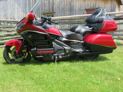 • 40th Anniversary two tone ‘candy red & black’ paint and ‘badging/logos’. Model GL1800ALSF. • Low m...