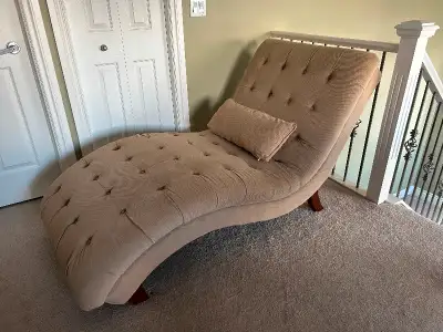 EXCELLENT CONDITION CHAISE LOUNGE CHAIR