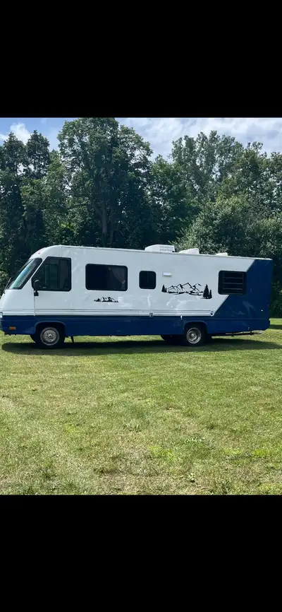 Motorisé 30 pieds Moteur 454 Chambre fermée avec lit queen Air climatisé et chauffage central Beauco...