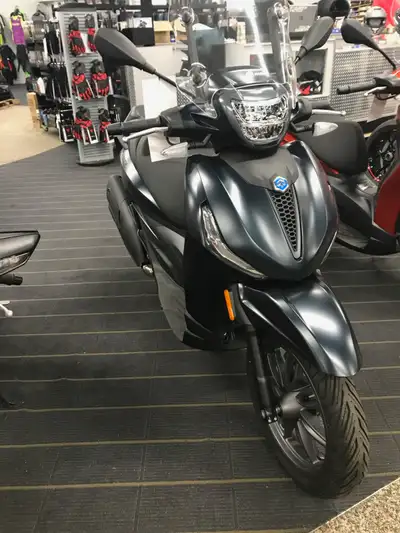 2022 Piaggio BV 400 HPE With its 400-cc HPE, this Italian BV400 boasts a unique combination of power...