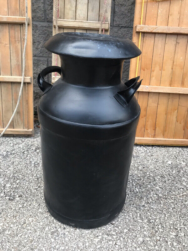 4 VINTAGE MILK CANS - 3 have TOPS and are STANDARD SIZE 24" TALL in Arts & Collectibles in Mississauga / Peel Region - Image 3