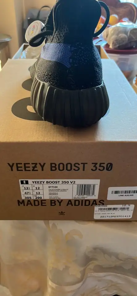 BRAND NEW YEEZY BOOST DAZZLING BLUE 350 V2 SIZE 12.5 $450 in Men's Shoes in City of Montréal - Image 4