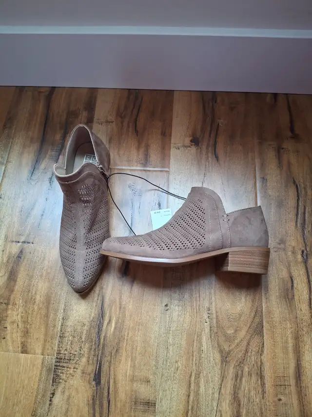 Ladies New Size 9 Shoes in Women's - Shoes in Peterborough - Image 2