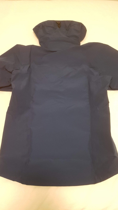 Arc'teryx Alpha AR GORE-TEX Shell. size Small in Men's in City of Toronto - Image 3