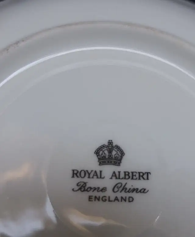 Royal Albert 25th Anniversary silver rose teacup, saucer & bowl in Arts & Collectibles in City of Toronto - Image 6