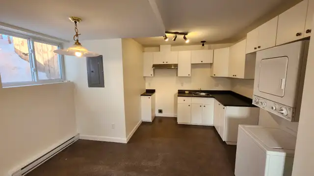 Bachelor 3 ½, 2 espaces stationnement déneigé, internet inclut