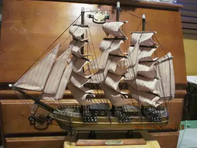 DEUX SUPERBES BATEAUX VOILIERS HISTORIQUES. LE ''BOUNTY'' ET LE ''CUTTY SARK'' $80 POUR LES DEUX . N...