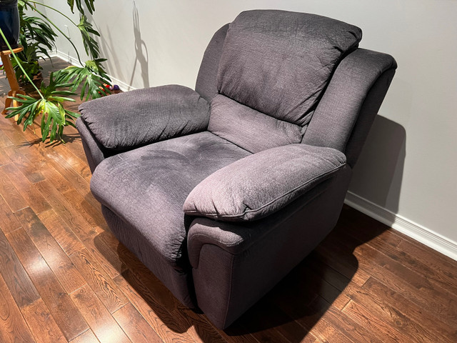 Lazy boy style chair for sale  in Chairs & Recliners in Oshawa / Durham Region - Image 2