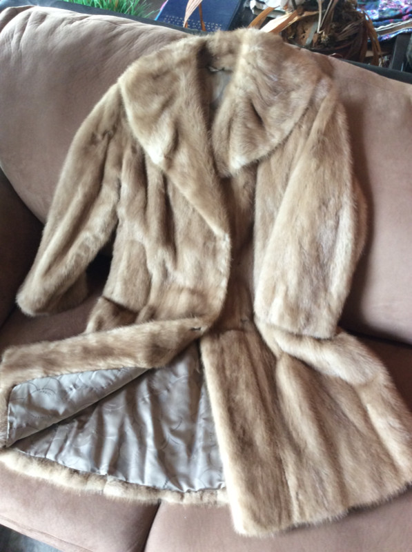 Manteau de fourrure dans Femmes - Hauts et vêtements d'extérieur  à Granby