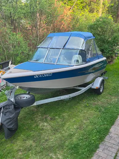Bateau Princecraft 174 Sport Fish bien équipé. Le bateau a une coque bleue et grise avec un dessus e...