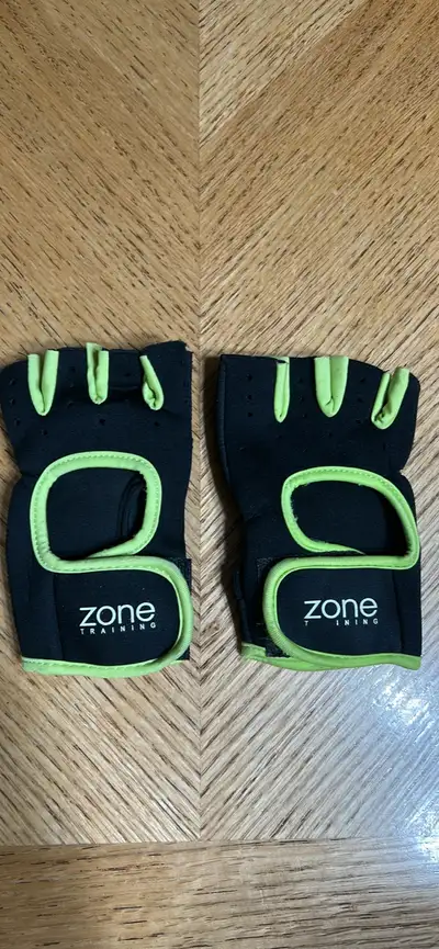 Women's Zone training fingerless gloves sz M, View more