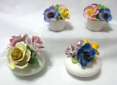 QUATRE MINI POT de FLEURS VINTAGE PORCELAIN MINI FLOWER POTS LE LOT 45$ FOR THE LOT English also spo...