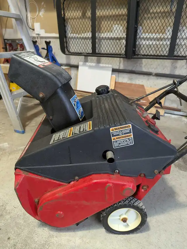 MTD SNOW BLOWER in Snowblowers in Mississauga / Peel Region - Image 4