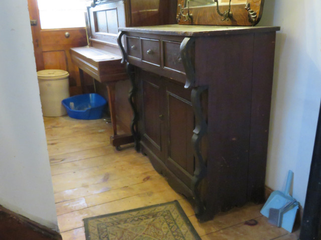 Solid Wood Vintage/Antique Sideboard in Hutches & Display Cabinets in Oakville / Halton Region - Image 2