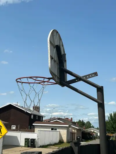 Sturdy strong basketball net. Lots of use left.