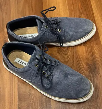 Step out in style with these gently worn Steve Madden shoes, showcasing a unique blue striped design...