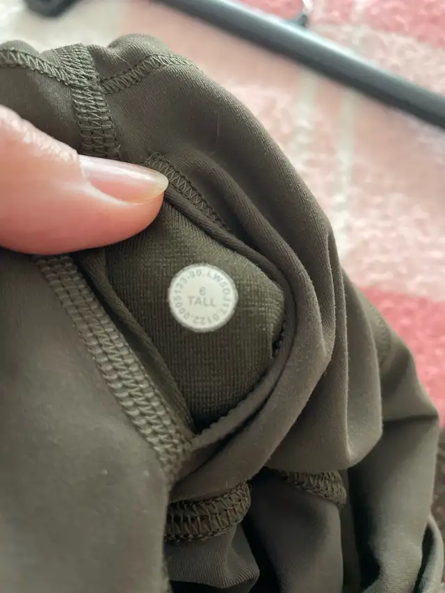 lululemon leggings like new size 6 in Women's - Bottoms in City of Toronto - Image 4