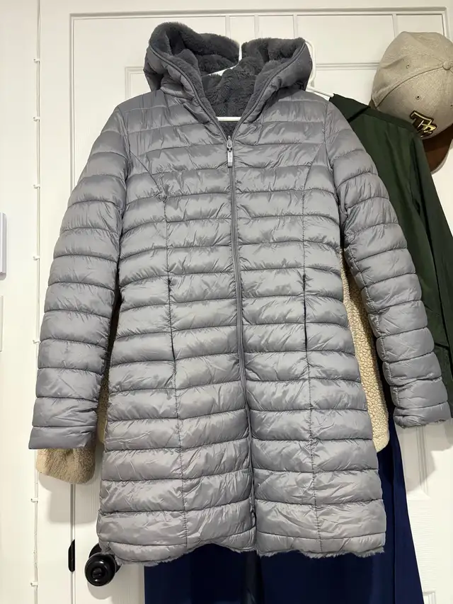 Annabell’s women’s reversible winter coat MEDIUM in Women's - Tops & Outerwear in City of Montréal - Image 2