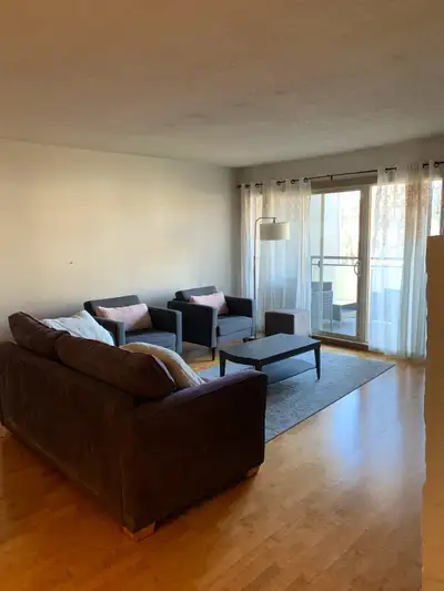 1 bedroom, 1 bathroom apartment with small office nook / den! Beautiful and large top floor apartmen...