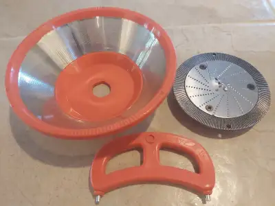 Pièces de rechange pour extracteur à jus Jack Lalanne. 5$ du morceau et se vend actuellement 10$ cha...
