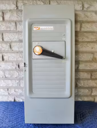 Up for sale is a FPE SWITCHMATIC 200 AMP, 3 PHASE, 600 VAC NON-FUSIBLE DISCONNECT SWITCH with SOLID...