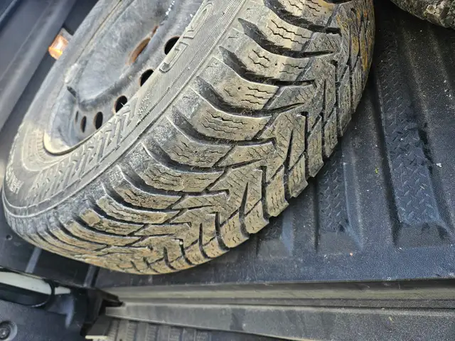 245/65R17 Nokian Hakkapeliitta 8 SUV in Tires & Rims in City of Montréal - Image 4