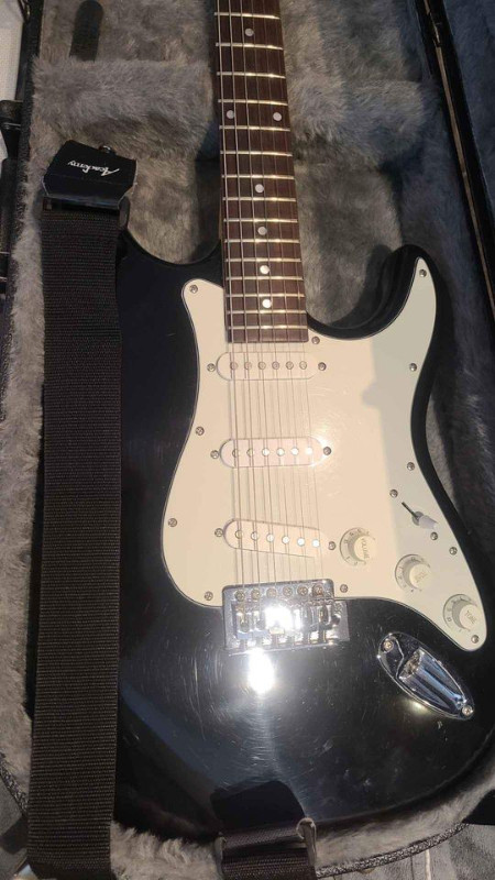 ACADEMY STRAT GUITAR W/ HARD CASE BOOKS EXTRA STRAP GIG BAG $180 in Guitars in City of Toronto - Image 2