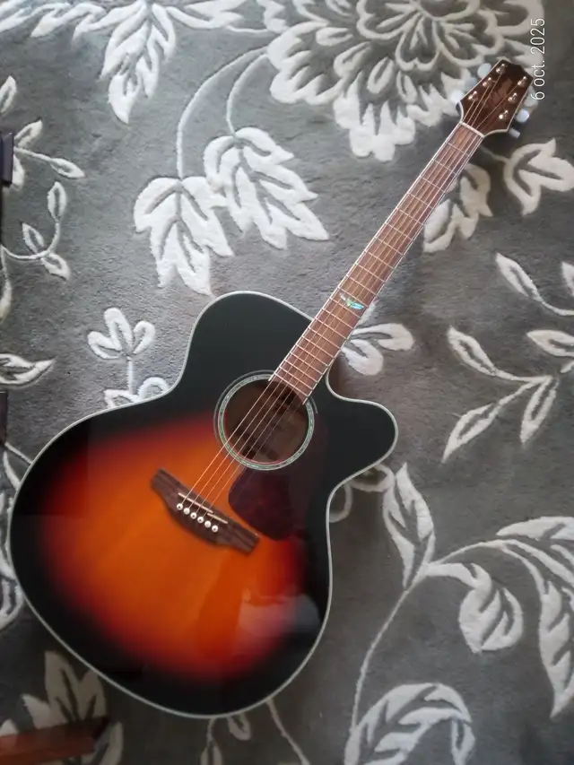 Superb Takamine GJ72CE-BSB electro guitar almost like new in Guitars in Drummondville - Image 2