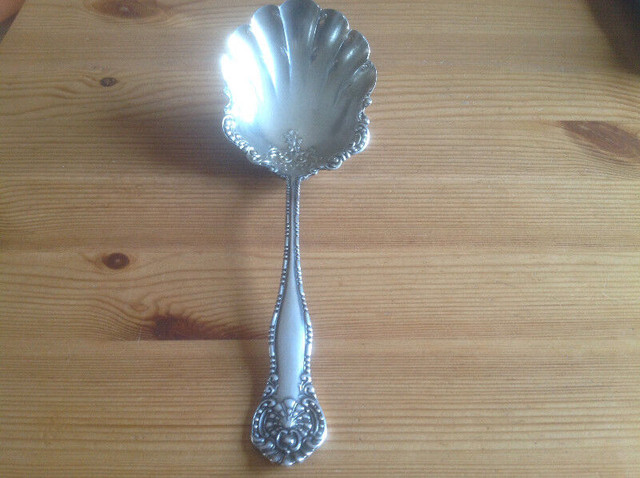 ANTIQUE WM. ROGERS ORNATE PATTERN -BERRY/CASSEROLE SERVING SPOON in Arts & Collectibles in Thunder Bay - Image 3