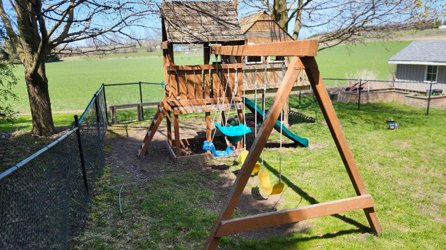 Free Swing set with Playhouse in Other in Oakville / Halton Region - Image 2